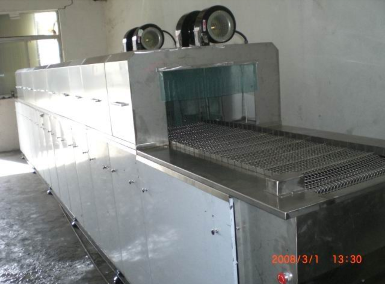 網(wǎng)帶式通過式高噴淋清洗機(jī)